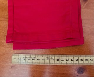 Pantalón pitillo rojo encerado