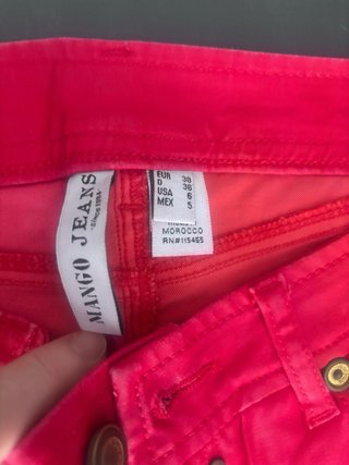 Pantalón pitillo rojo encerado
