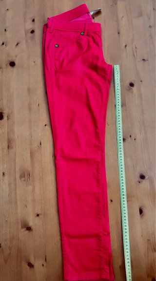 Pantalón pitillo rojo encerado