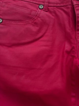 Pantalón pitillo rojo encerado