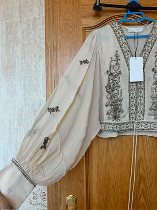 Blusa Zara crema con abalorios
