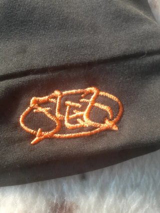 Gorro negro con logo