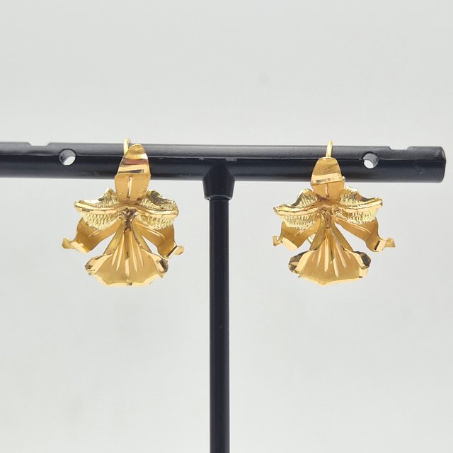 Pendiente Orquídea de oro de 18k. 3.83 gr.
