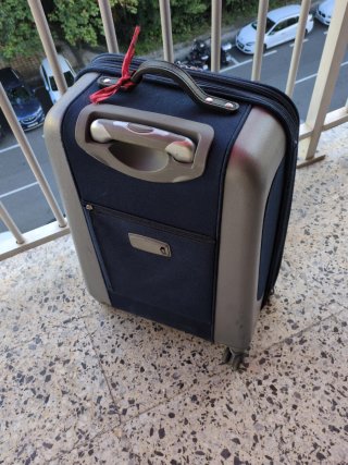 Maleta de viaje azul y gris