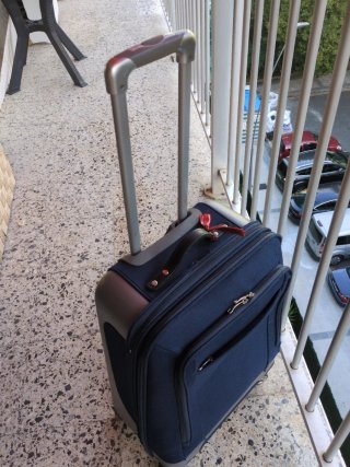 Maleta de viaje azul y gris