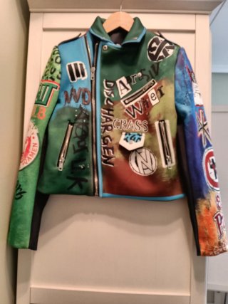 Cazadora mujer multicolor y verde, tipo neopreno.