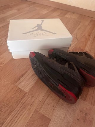 Zapatillas Jordan Negras y Rojas