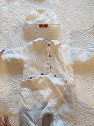 Buzo y gorro bebé blanco 1 mes