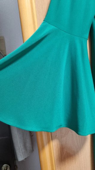 Vestido verde fiesta manga acampanada