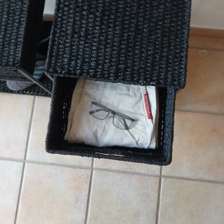 Coppia di tavolini ausiliari in vimini e metallo