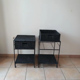 Coppia di tavolini ausiliari in vimini e metallo