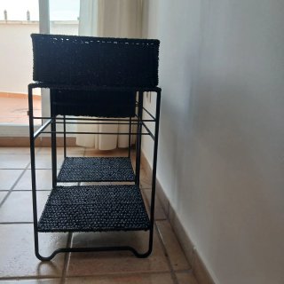Coppia di tavolini ausiliari in vimini e metallo