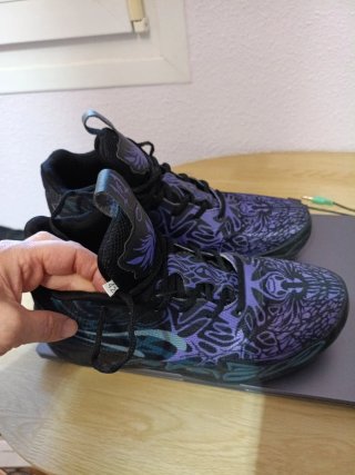 Botas de Baloncesto Moradas y Negras