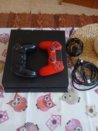 Play4 500GB + 3 mandos (Negro y Rojo)