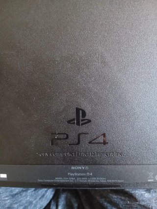 Play4 500GB + 3 mandos (Negro y Rojo)