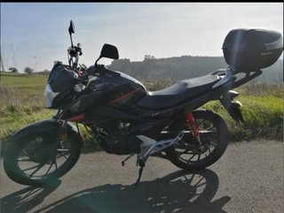 Honda CB 125F Negra y roja