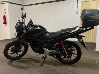 Honda CB 125F Negra y roja