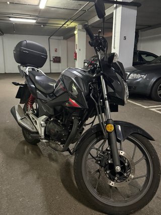 Honda CB 125F Negra y roja