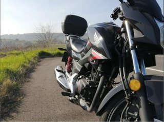 Honda CB 125F Negra y roja