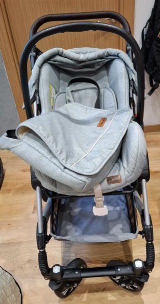 Cochecito de bebé gris