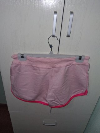 Pantalón corto rosa claro con cordón fucsia