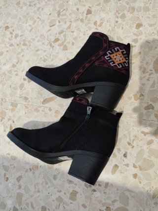 Botas negras bordadas a estrenar