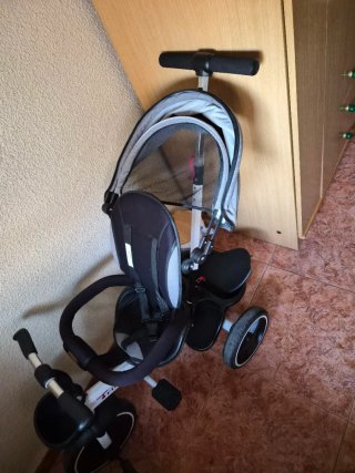 Triciclo infantil blanco y negro