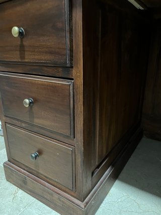 Escritorio de madera de teca.