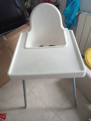Silla de comer blanca para bebé