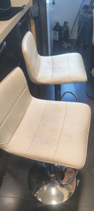 Par de taburetes plateados y blancos