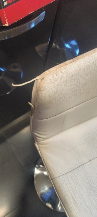 Par de taburetes plateados y blancos