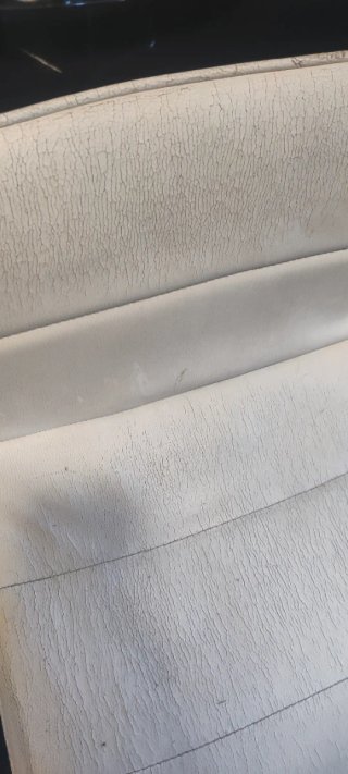 Par de taburetes plateados y blancos
