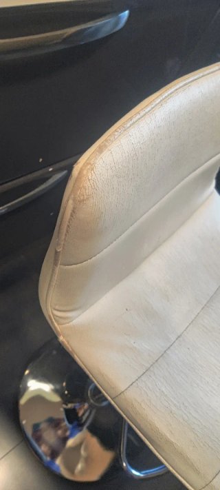 Par de taburetes plateados y blancos