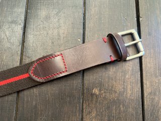Cinturón de cuero y lona con raya roja