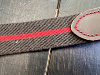Cinturón de cuero y lona con raya roja