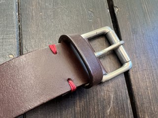 Cinturón de cuero y lona con raya roja