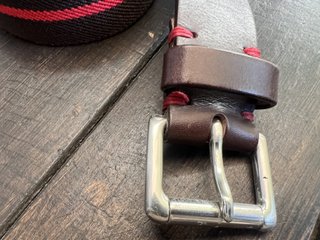 Cinturón de cuero y lona con raya roja