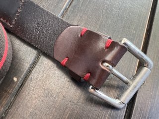 Cinturón de cuero y lona con raya roja