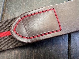 Cinturón de cuero y lona con raya roja