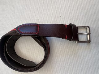 Cinturón de cuero y lona con raya roja