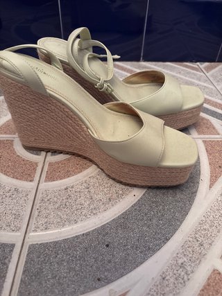 Sandalias cuña Stradivarius beige