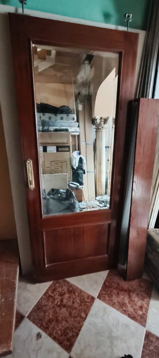 Puertas de interior de madera con crista ly ciegas