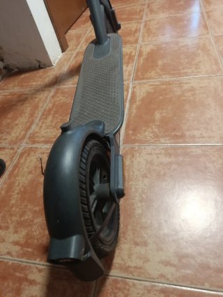 Patinete Xiaomi Mi 3 con una rueda atipinchazos