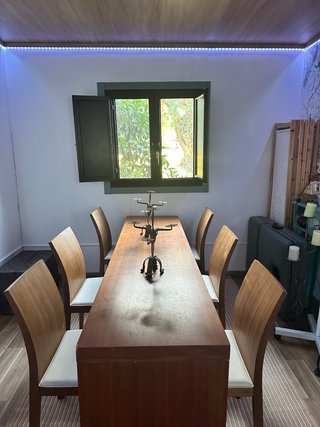 Mesa comedor madera y 6 sillas piel