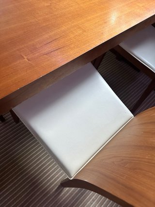 Mesa comedor madera y 6 sillas piel