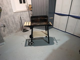 Barbacoa pequeña con ruedas