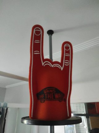 Mano de espuma Vans Rock On