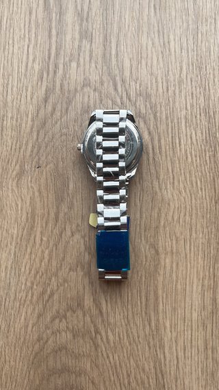 Reloj Casio plateado y turquesa