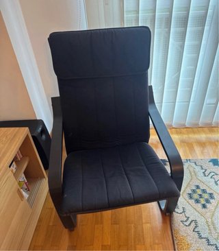 Butaca de tela negra con estructura de madera