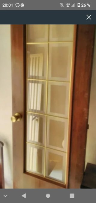 Puerta de madera con cristal